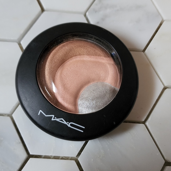 MAC Otherearthly Mineralize Skinfinish - Picture 3 of 5